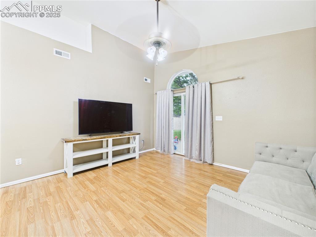 Image 14 of 31: Living Room