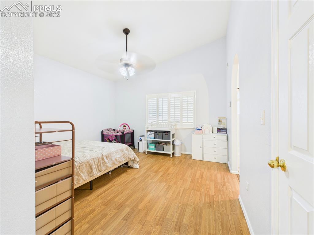 Image 17 of 31: Bedroom