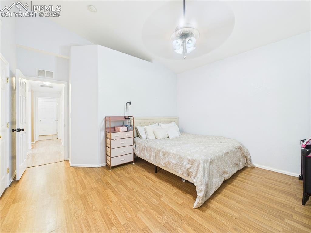 Image 18 of 31: Bedroom