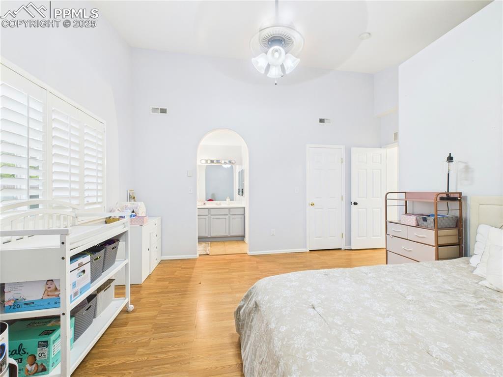 Image 19 of 31: Bedroom