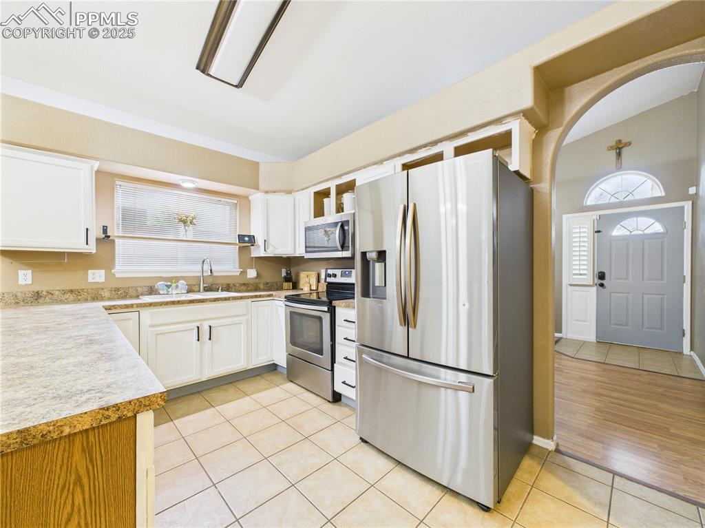 Image 9 of 31: Kitchen