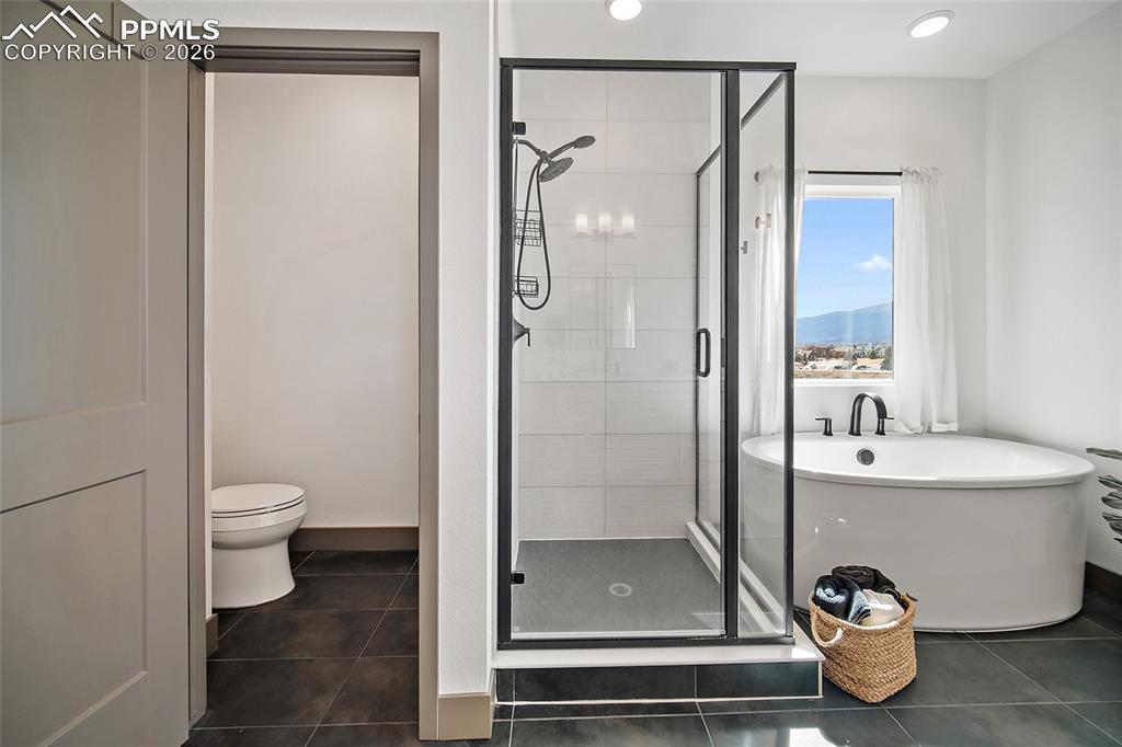 Image 21 of 35: Bathroom