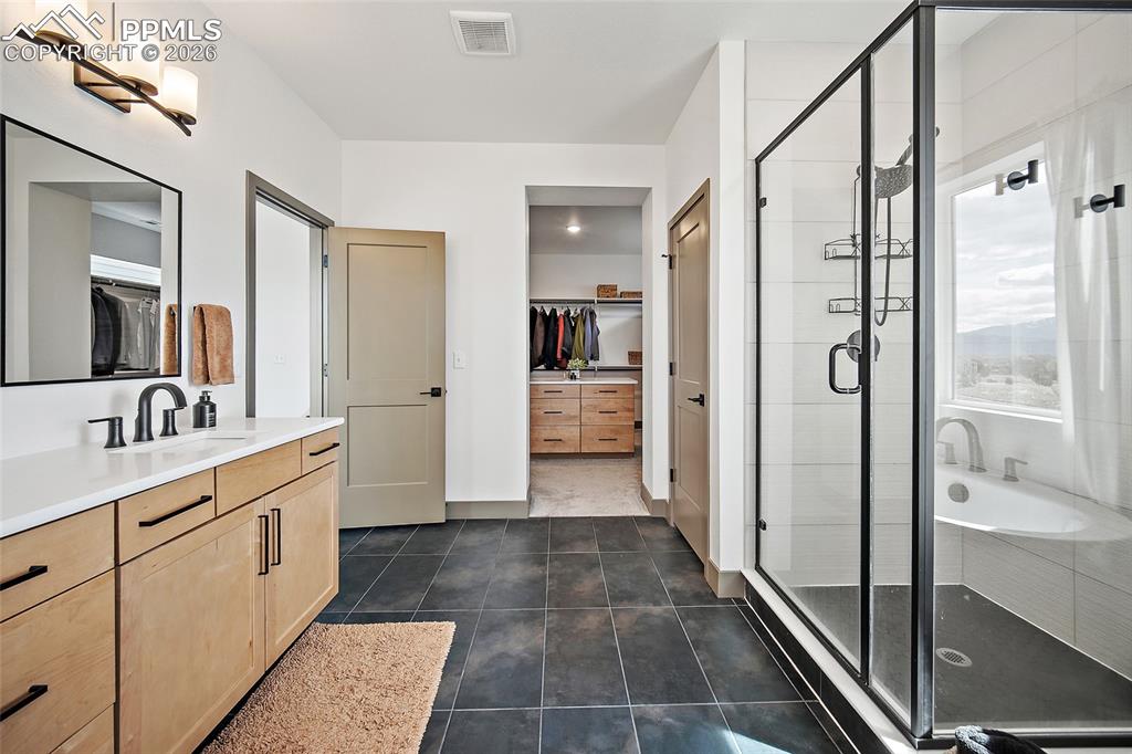 Image 22 of 35: Bathroom