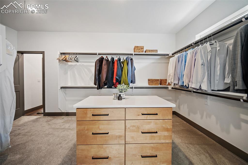 Image 23 of 35: Closet