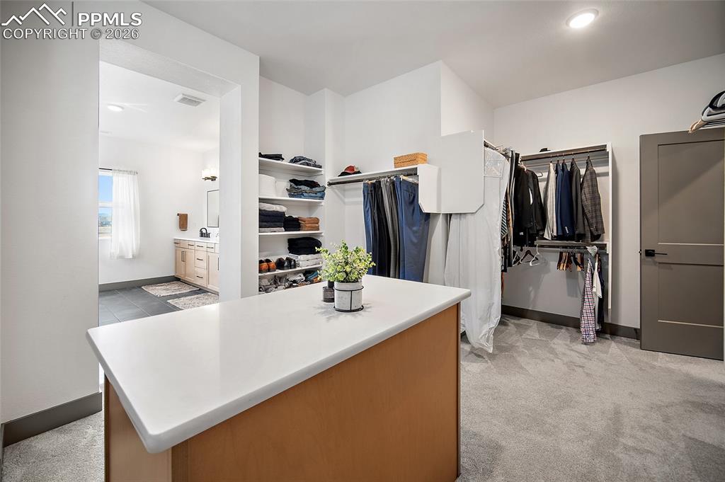 Image 24 of 35: Closet