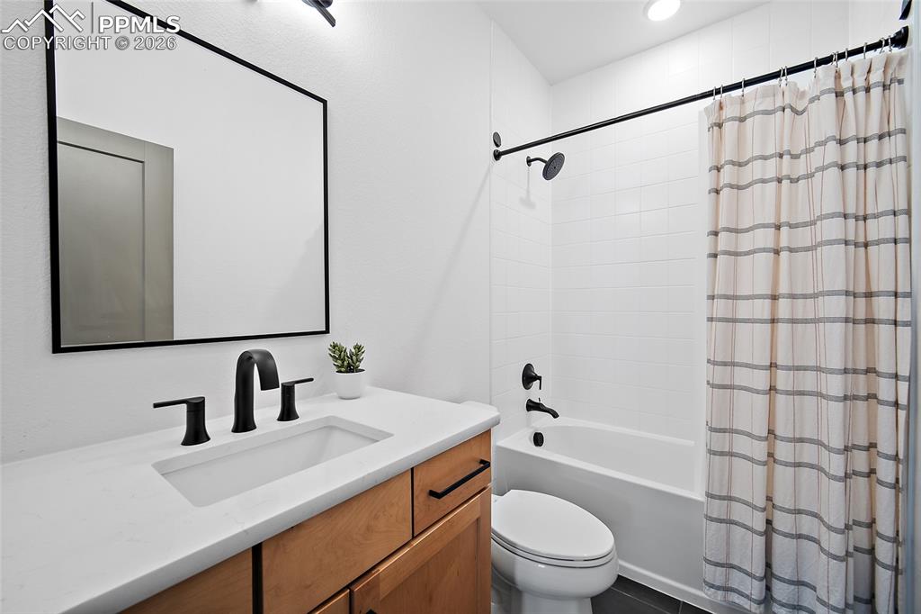 Image 27 of 35: Bathroom