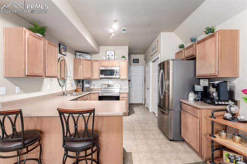 Image 10 of 37: Kitchen