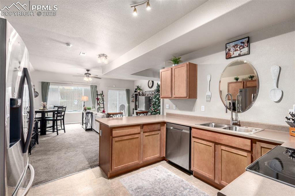 Image 13 of 37: Kitchen