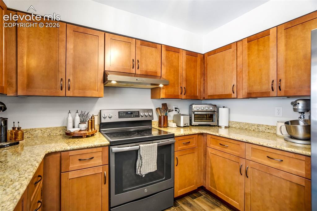 Image 14 of 48: Kitchen