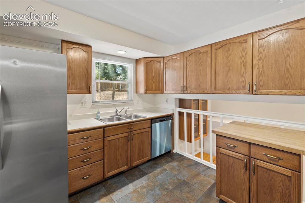 Image 10 of 50: Kitchen