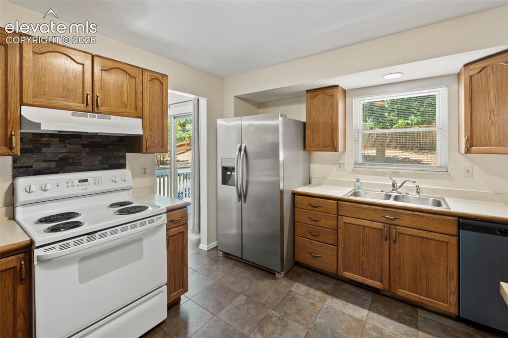 Image 11 of 50: Kitchen