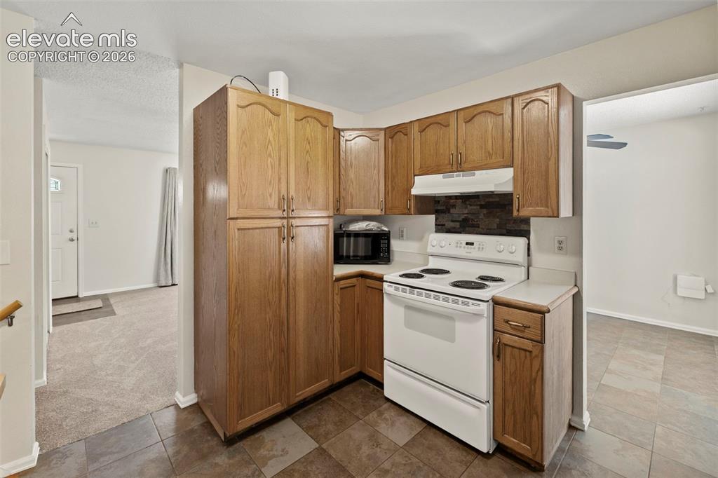 Image 12 of 50: Kitchen