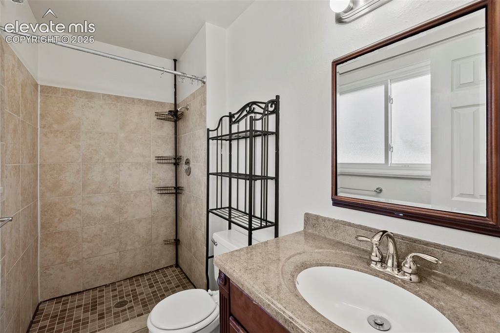 Image 17 of 50: Bathroom