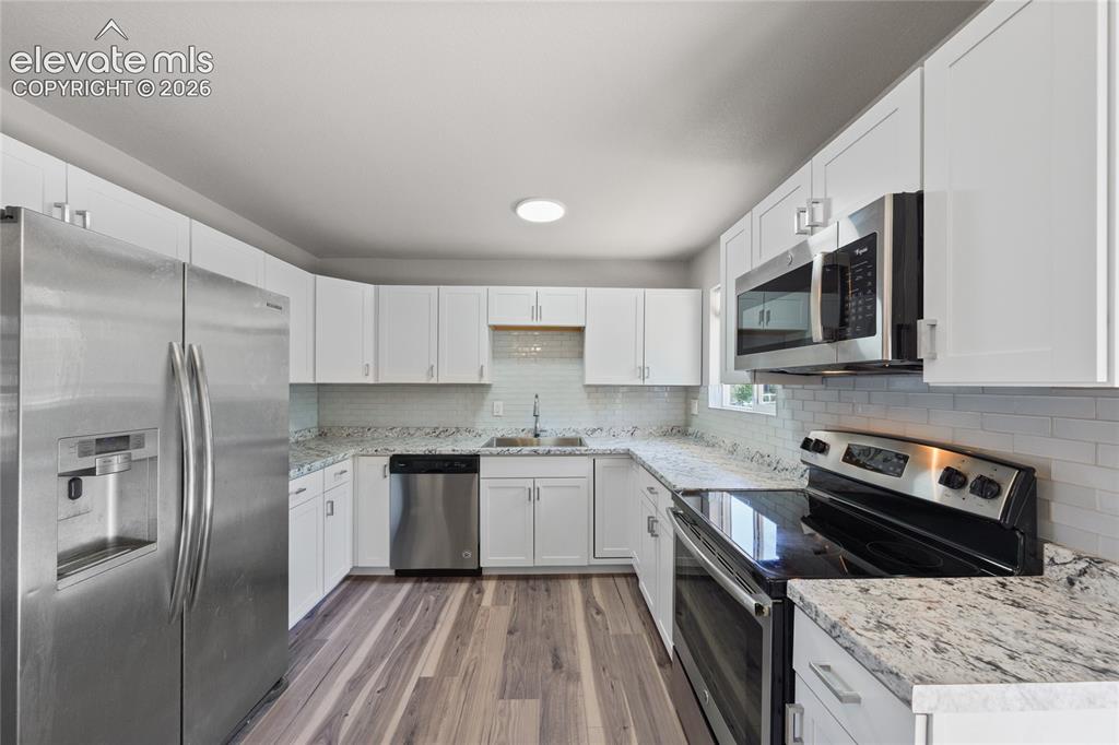 Image 10 of 30: Kitchen