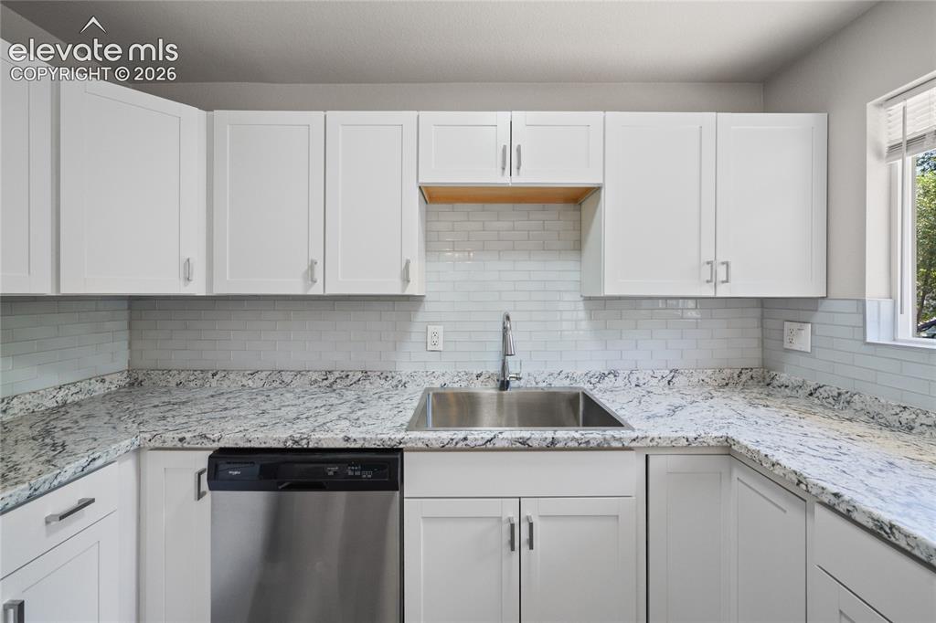 Image 11 of 30: Kitchen