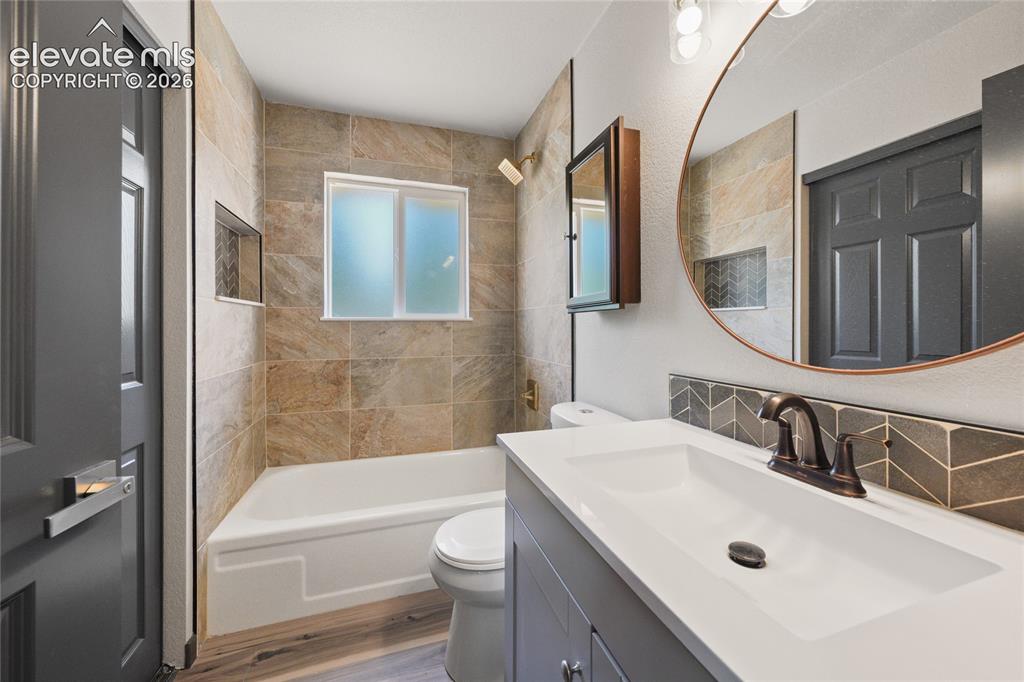 Image 17 of 30: Bathroom