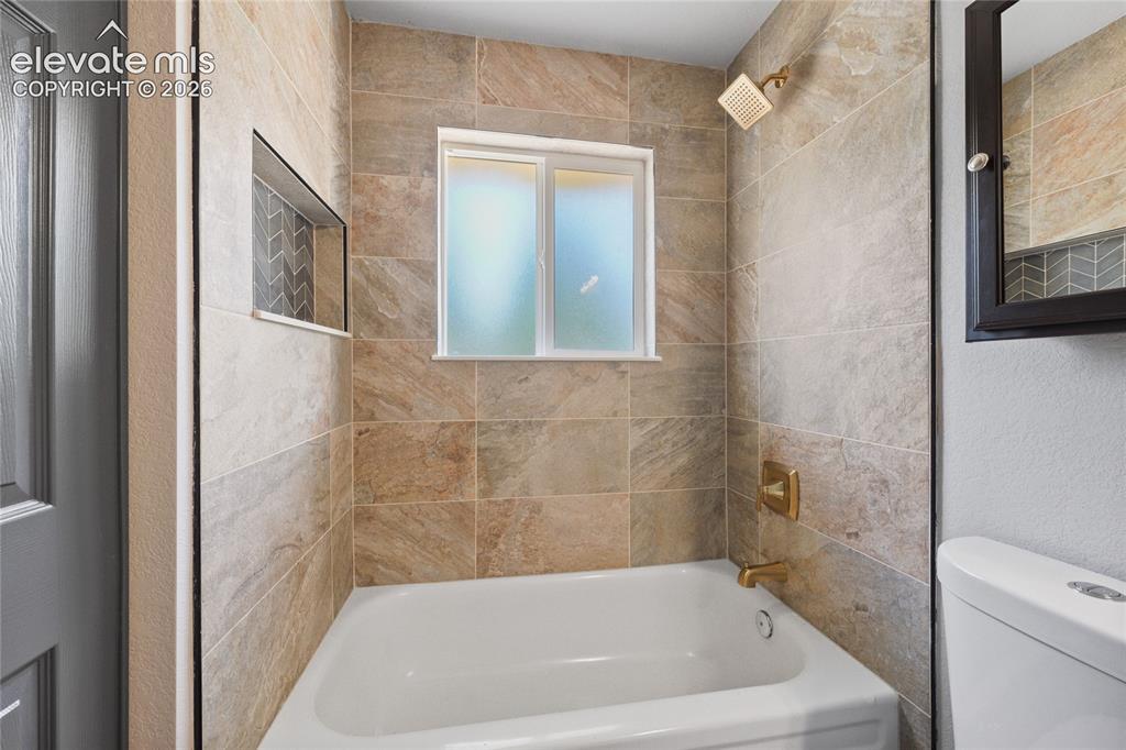 Image 18 of 30: Bathroom