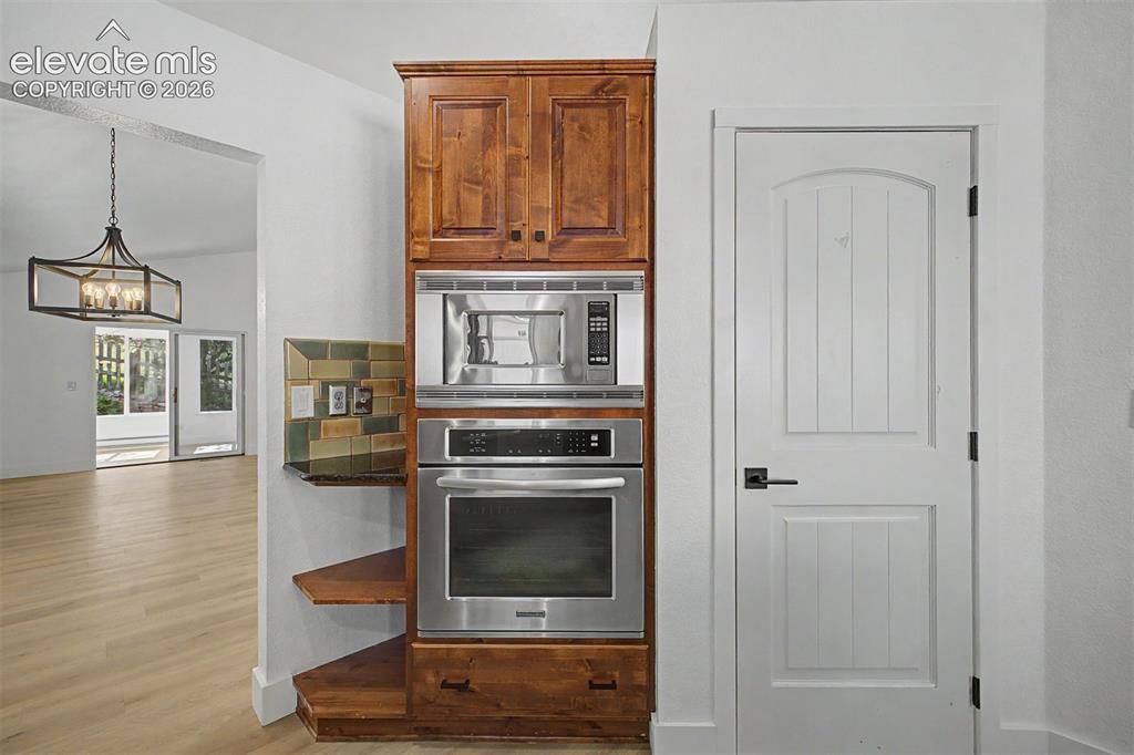 Image 10 of 40: Kitchen