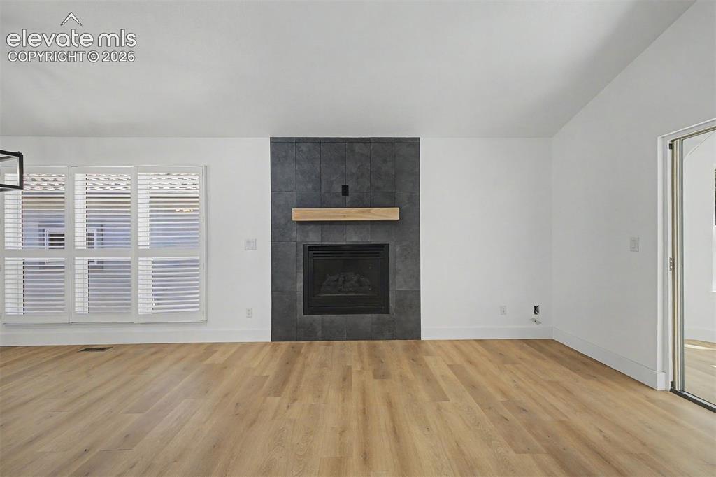 Image 19 of 40: Living Room