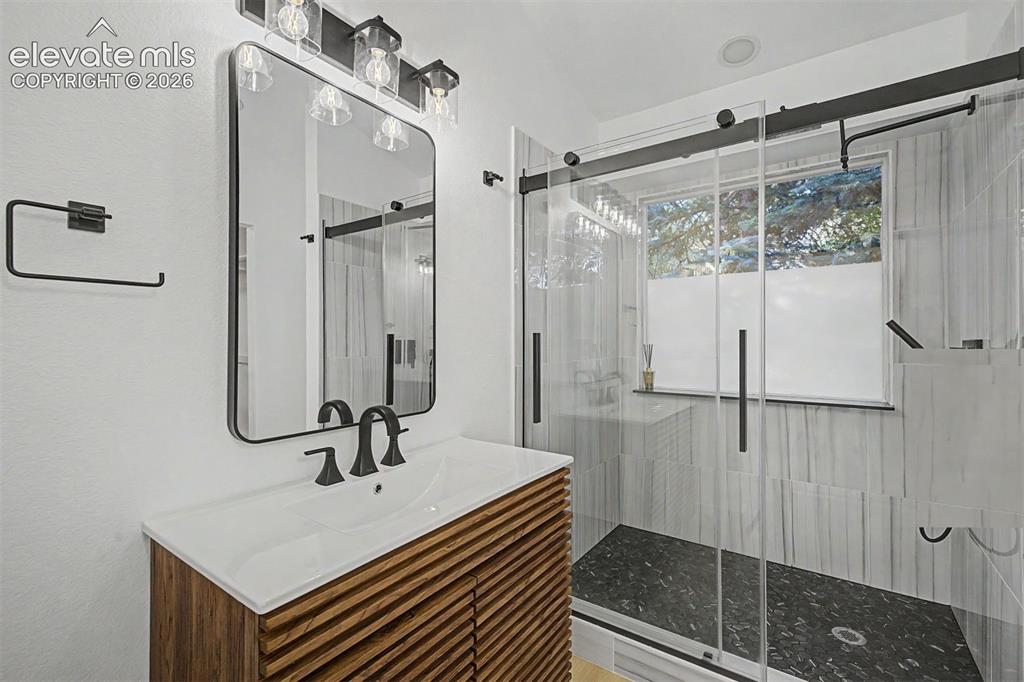 Image 23 of 40: Bathroom