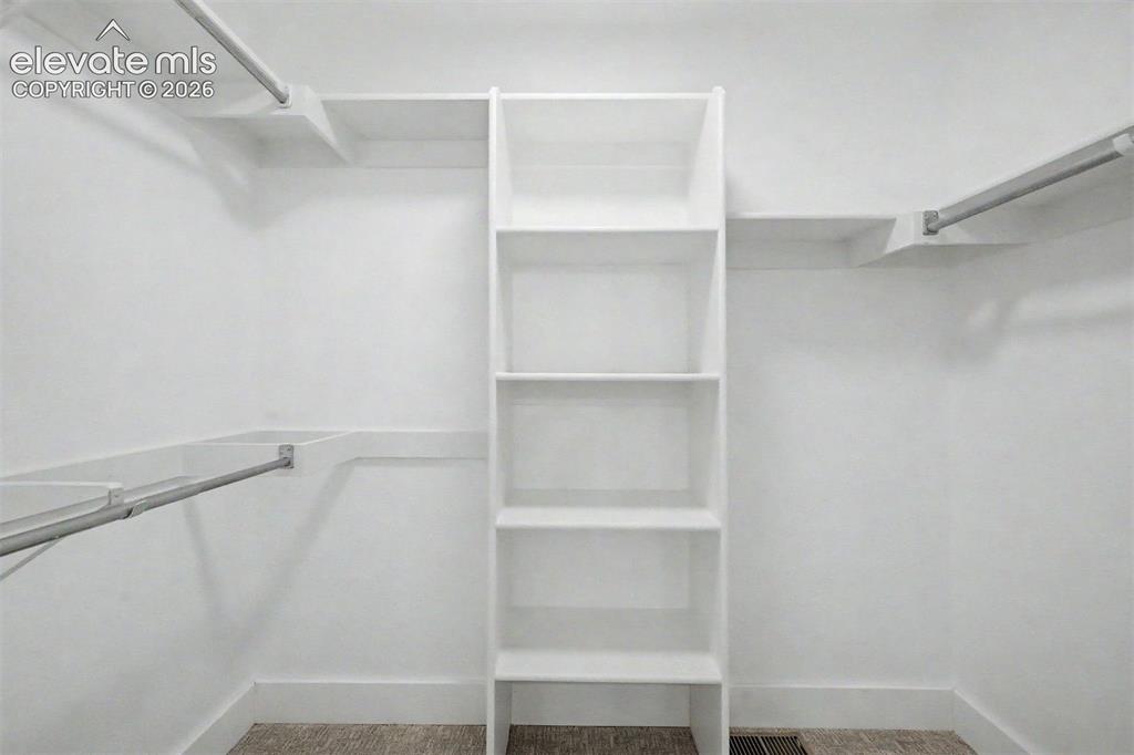 Image 25 of 40: Closet
