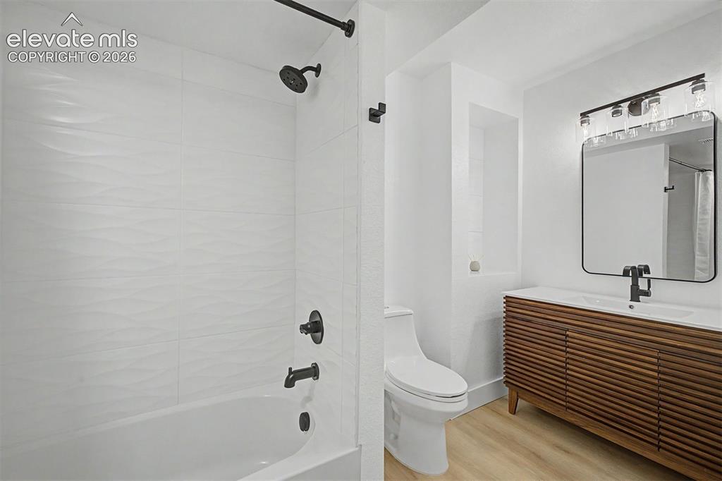 Image 36 of 40: Bathroom