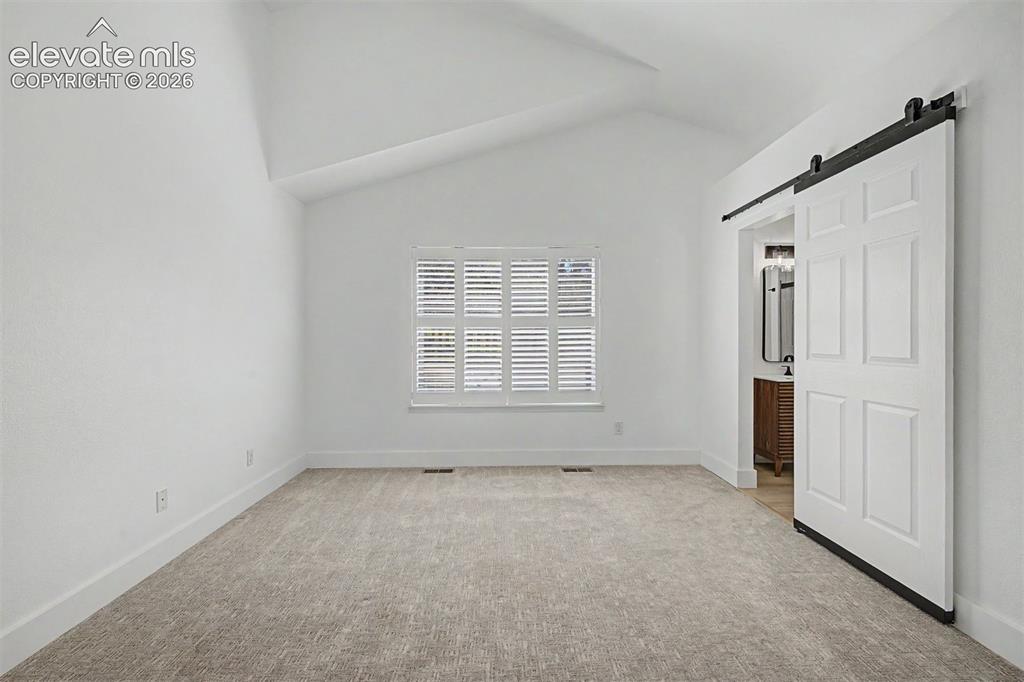 Image 4 of 40: Bedroom