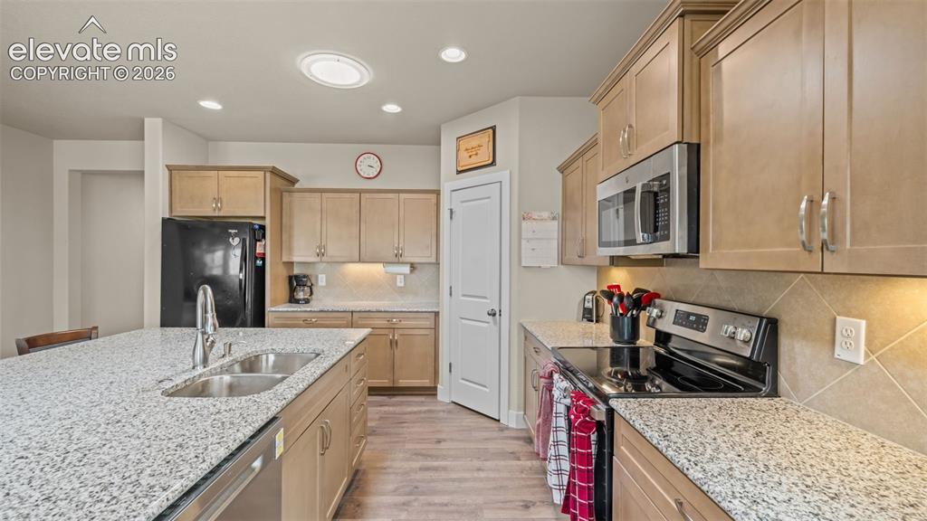 Image 17 of 34: Kitchen