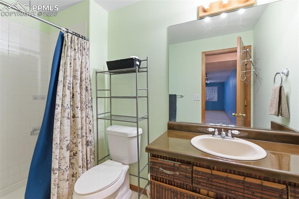 Image 16 of 23: Bathroom