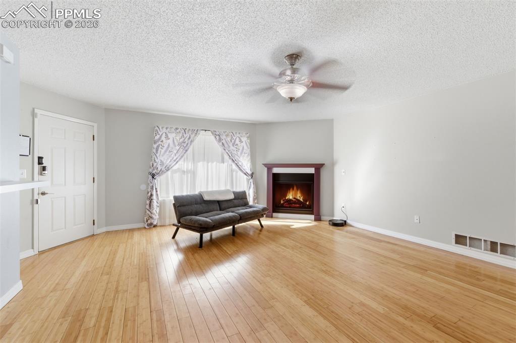 Image 2 of 23: Living Room