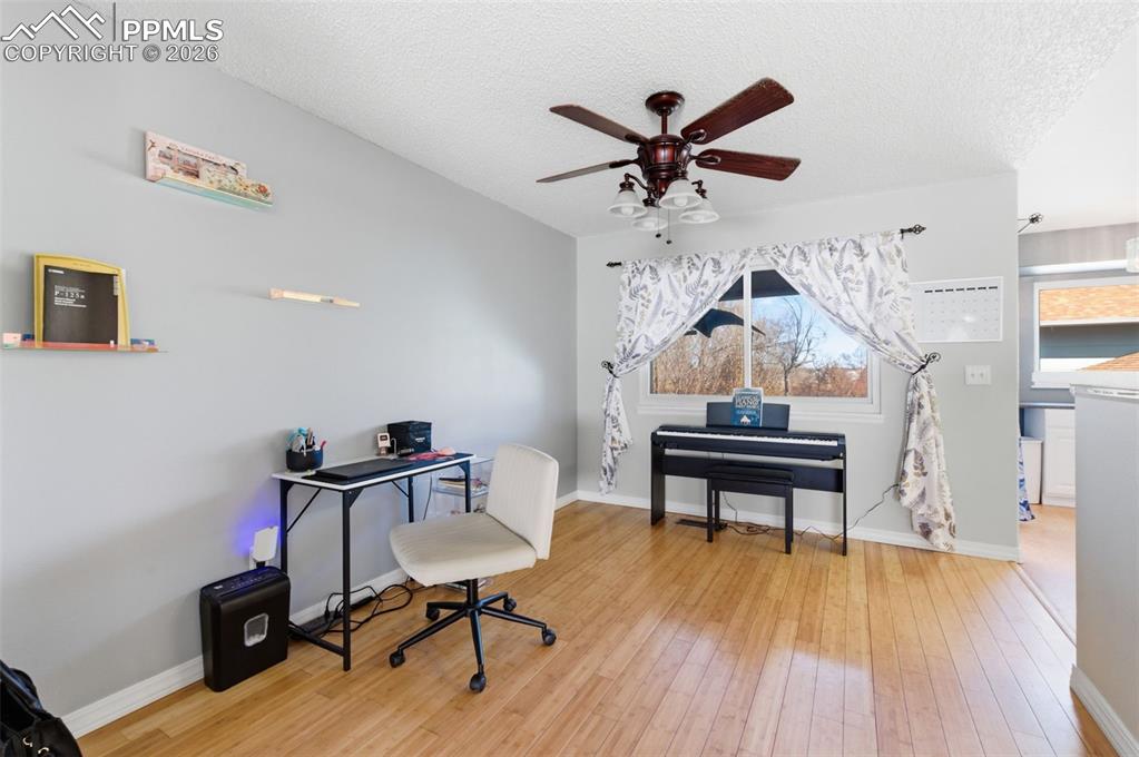 Image 4 of 23: Dining Area