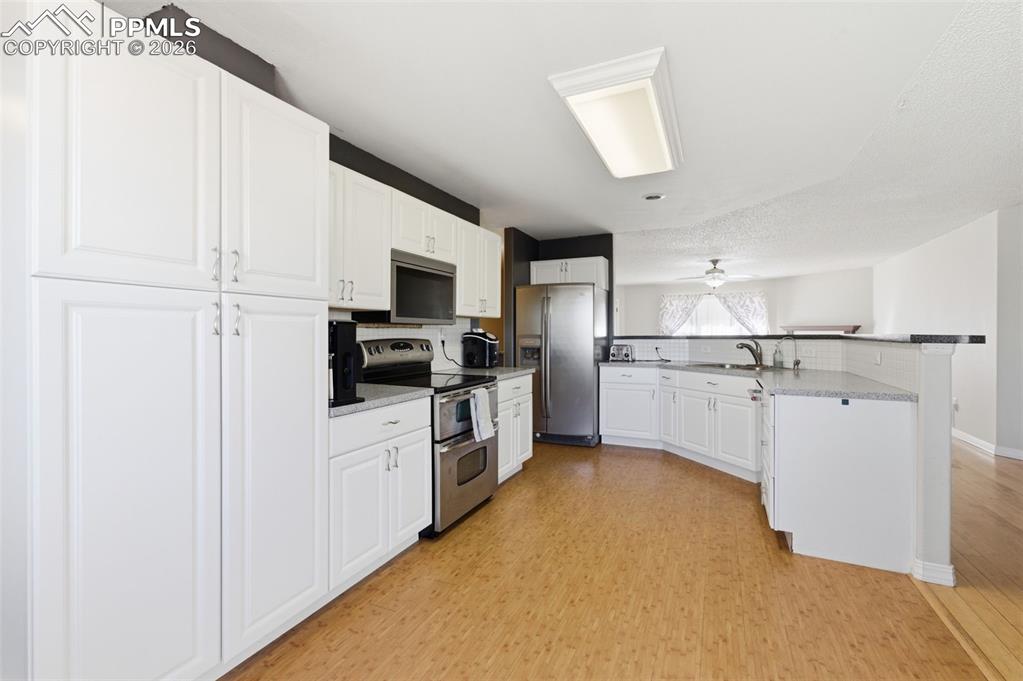 Image 5 of 23: Kitchen