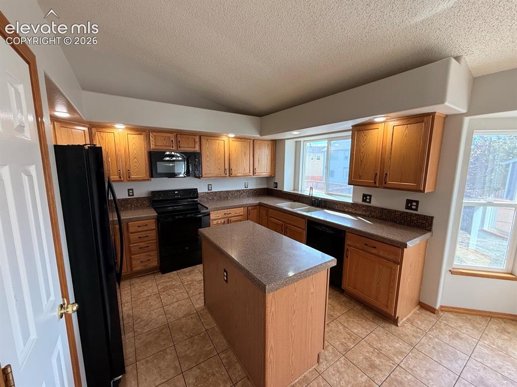 Image 10 of 45: Kitchen