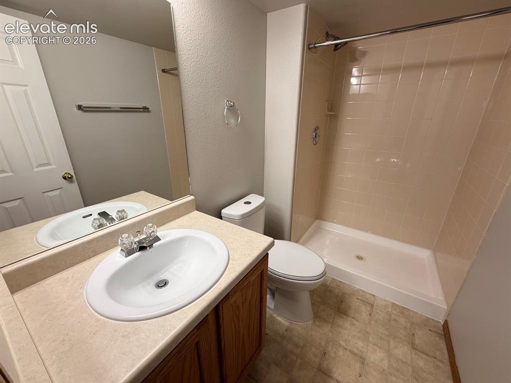 Image 34 of 45: Bathroom