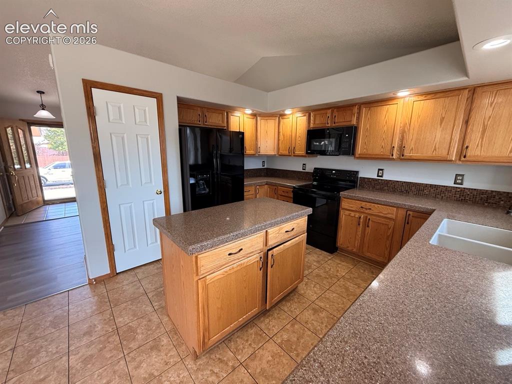 Image 7 of 45: Kitchen