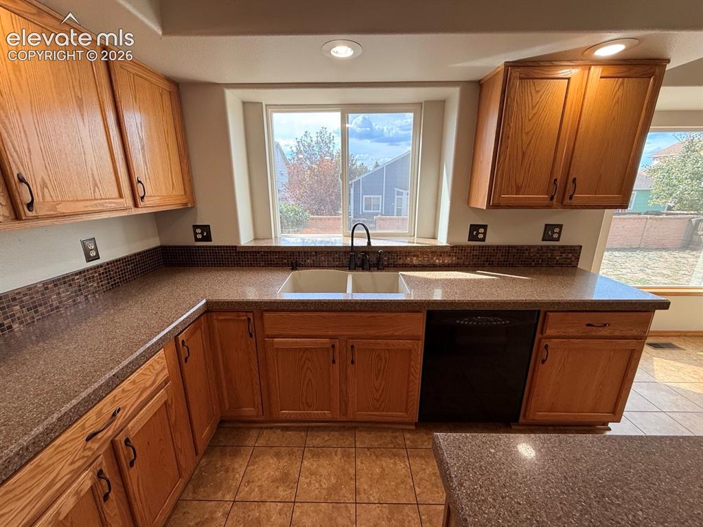 Image 8 of 45: Kitchen
