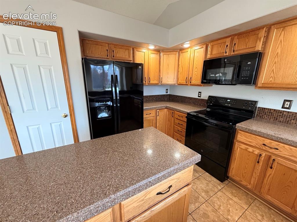 Image 9 of 45: Kitchen