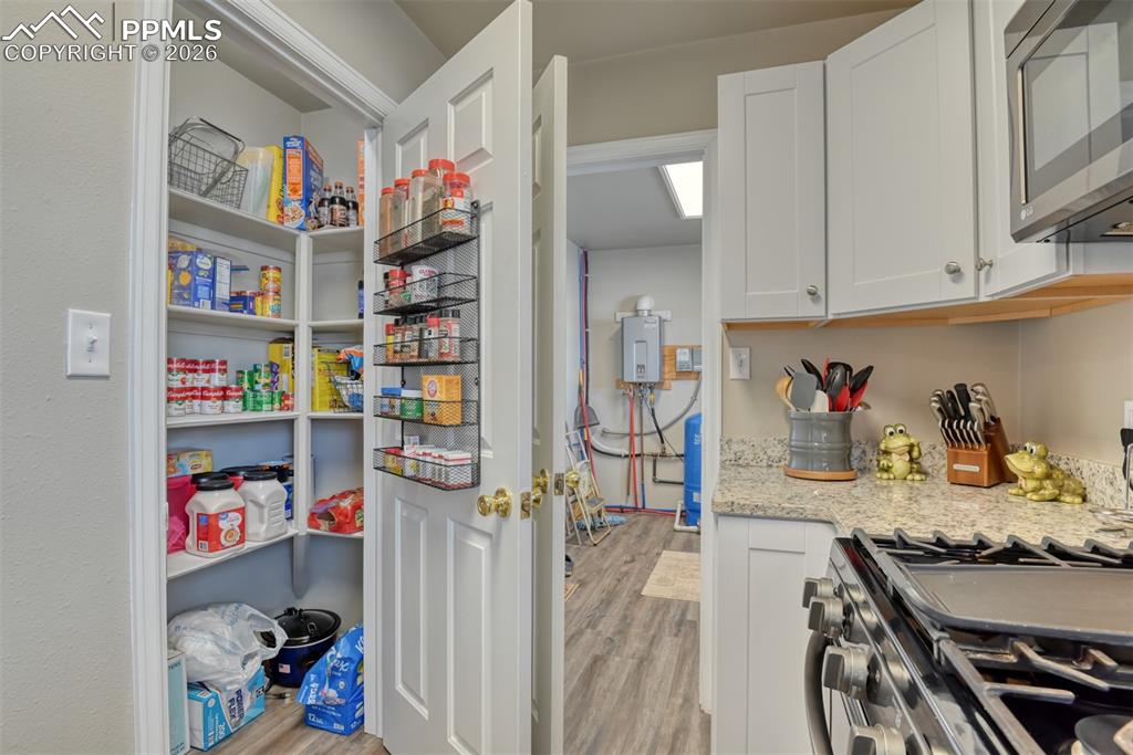 Image 21 of 38: Pantry