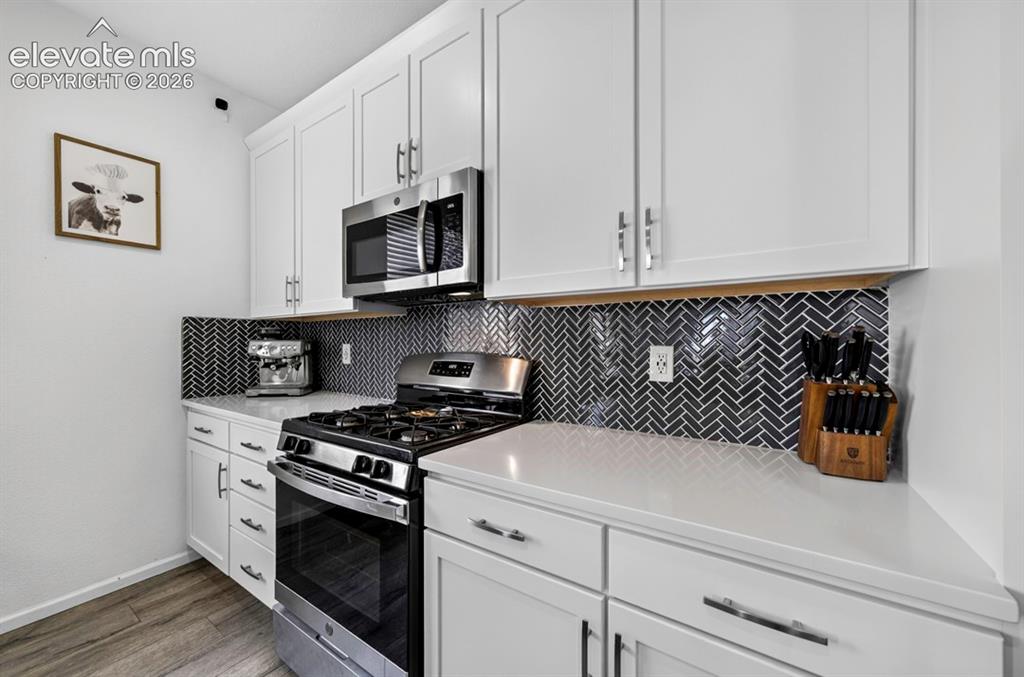 Image 10 of 39: Kitchen