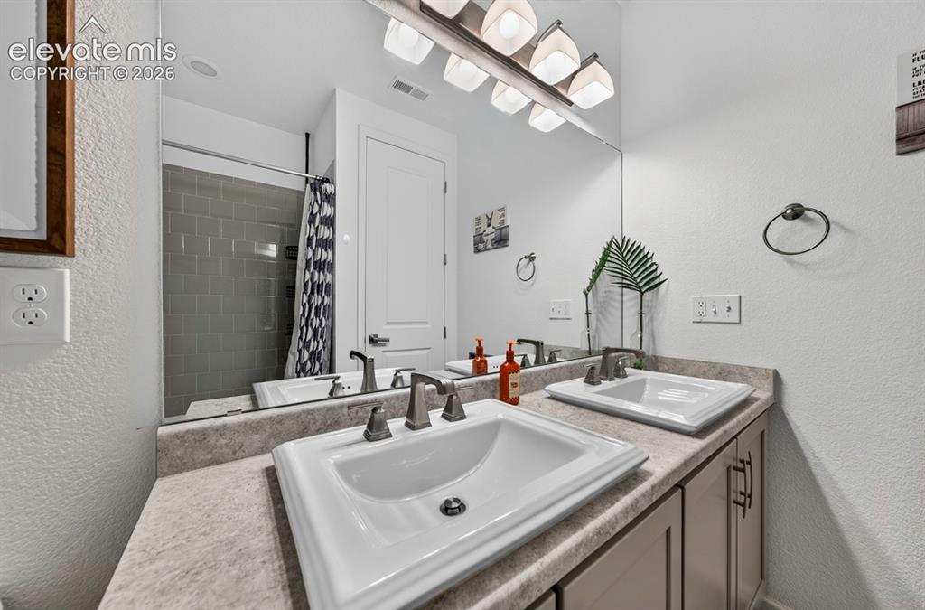 Image 26 of 39: Bathroom