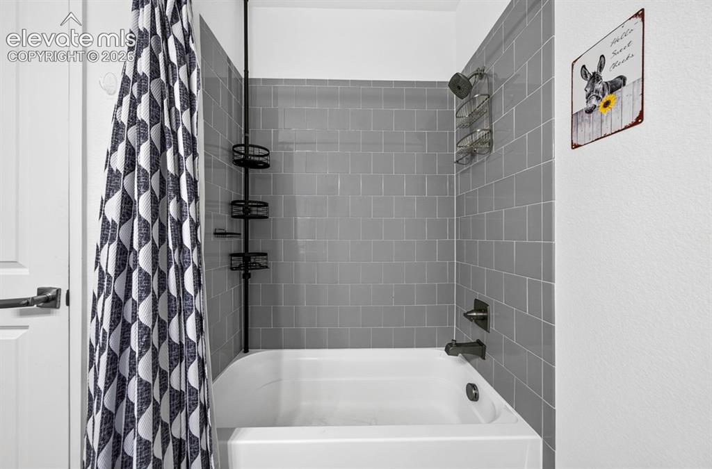 Image 27 of 39: Bathroom
