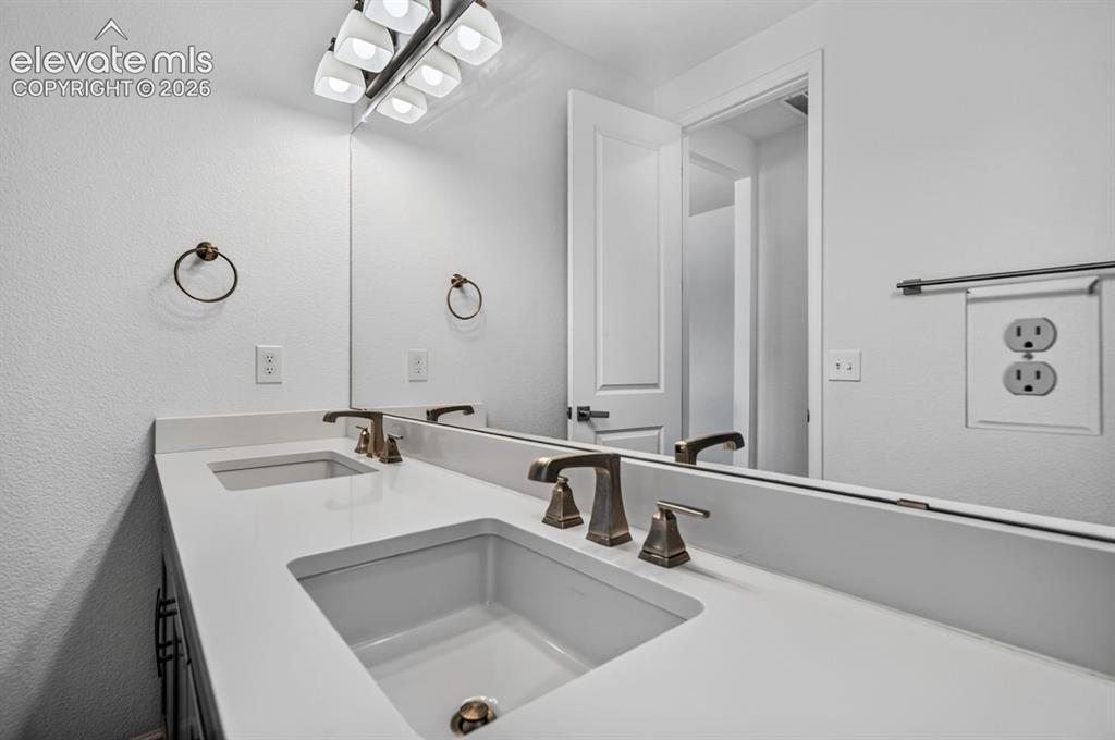 Image 34 of 39: Bathroom