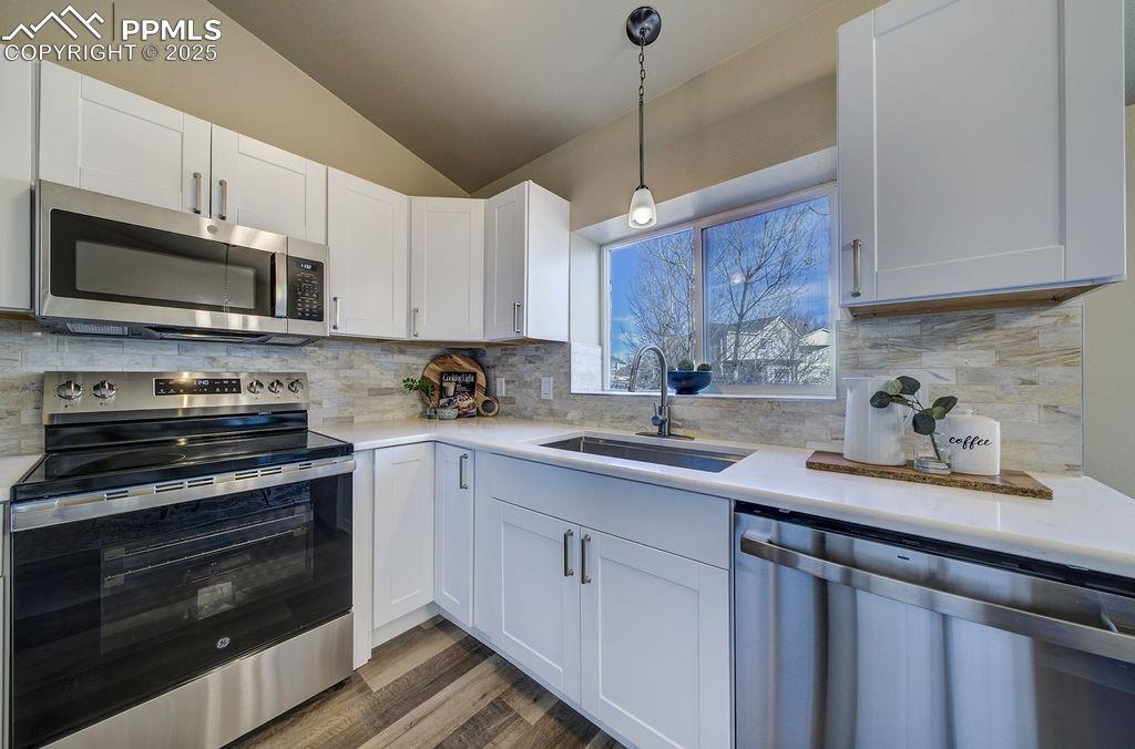 Image 11 of 47: Kitchen