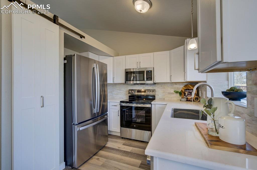 Image 15 of 47: Kitchen