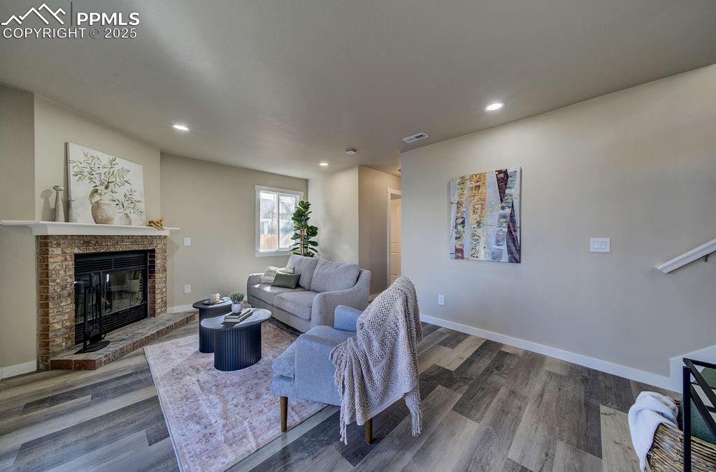 Image 19 of 47: Living Room