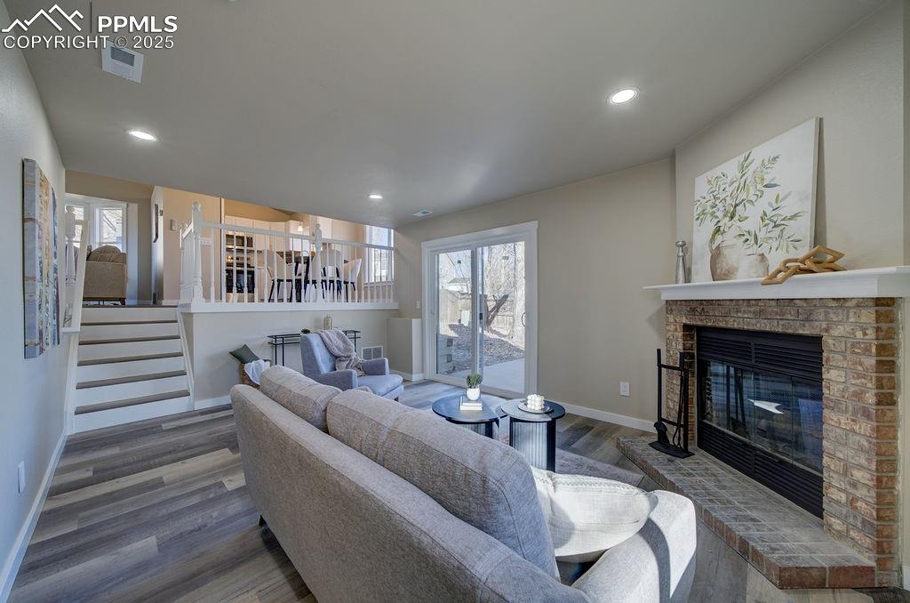 Image 21 of 47: Living Room