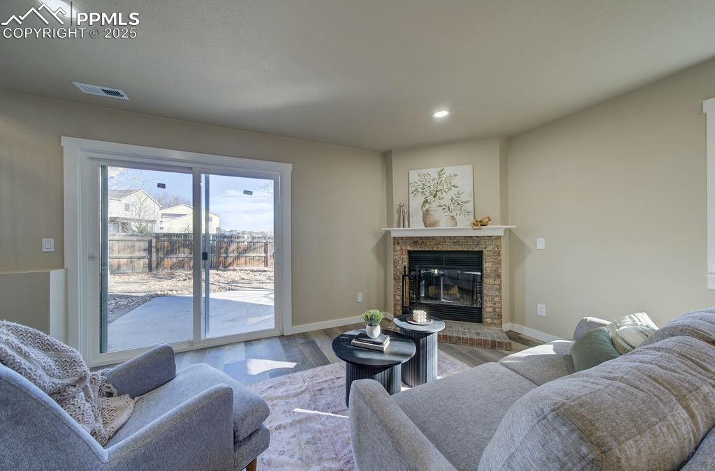 Image 23 of 47: Living Room