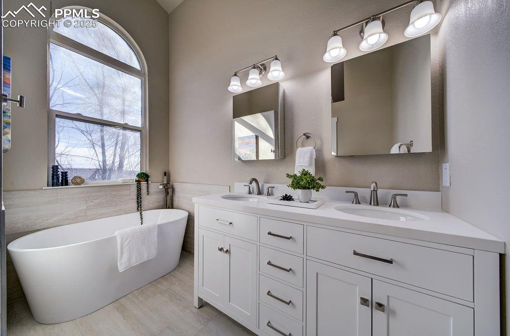 Image 32 of 47: Bathroom