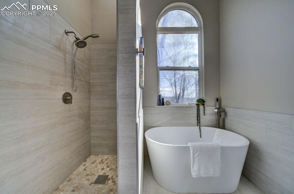 Image 33 of 47: Bathroom