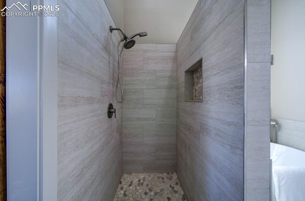 Image 34 of 47: Bathroom